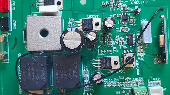 在现代电子设备和智能控制系统中，**电路板继电器（PCB继电器）**扮演着桥梁和开关的重要角色。它虽然体积小巧，却能够在各种电压和电流控制场景中，完成安全、精准的电路切换。尤其在自动化设备、家用电器、智能模块、安防系统等领域，PCB继电器已成为必不可少的核心器件之一。